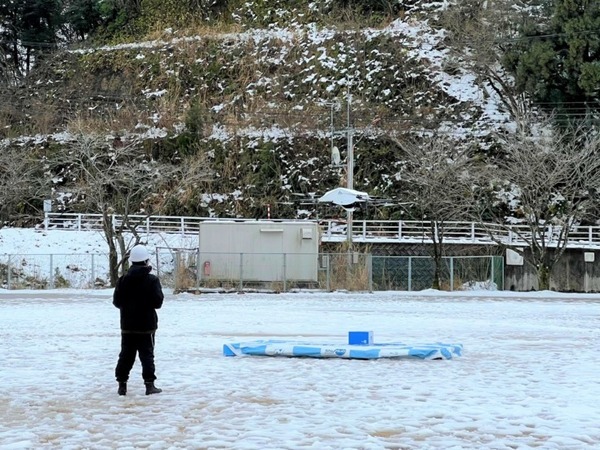 雪景色の中「カブッキー」のノベルティグッズを児童生徒に配送 小松市松東地区で「中山間地域におけるドローン配送」の実証実験