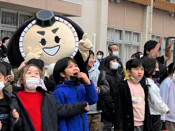 雪景色の中「カブッキー」のノベルティグッズを児童生徒に配送 小松市松東地区で「中山間地域におけるドローン配送」の実証実験