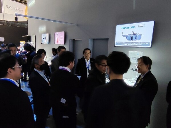パナソニックとBiel Glasses、弱視者支援技術のVRゴーグル型スマートグラス CES 2023に参考出展、視覚情報をサポート