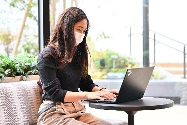 JR東日本とKDDI、配送ロボットがJR目黒MARCビル内の商品を回遊販売 オフィスワーカーにも弁当配送 都市OSとプラットフォームを連携