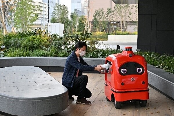 JR東日本とKDDI、配送ロボットがJR目黒MARCビル内の商品を回遊販売 オフィスワーカーにも弁当配送 都市OSとプラットフォームを連携