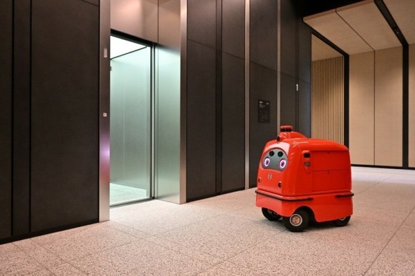 JR東日本とKDDI、配送ロボットがJR目黒MARCビル内の商品を回遊販売 オフィスワーカーにも弁当配送 都市OSとプラットフォームを連携