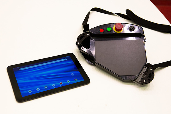 協働ロボットを含む産業用ロボットで安全機器付きタブレットへの置き換え進む　引き合いが急増するIDEC「セーフティコマンダ」の特長と利点