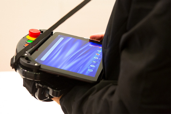 協働ロボットを含む産業用ロボットで安全機器付きタブレットへの置き換え進む　引き合いが急増するIDEC「セーフティコマンダ」の特長と利点