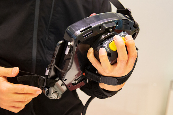 協働ロボットを含む産業用ロボットで安全機器付きタブレットへの置き換え進む　引き合いが急増するIDEC「セーフティコマンダ」の特長と利点