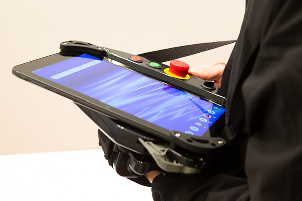 協働ロボットを含む産業用ロボットで安全機器付きタブレットへの置き換え進む　引き合いが急増するIDEC「セーフティコマンダ」の特長と利点