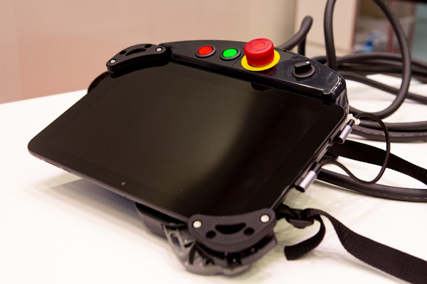 協働ロボットを含む産業用ロボットで安全機器付きタブレットへの置き換え進む　引き合いが急増するIDEC「セーフティコマンダ」の特長と利点