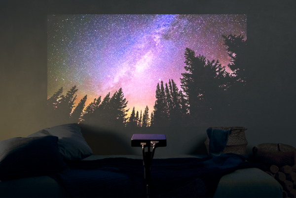 ベッドサイドで映像が楽しめる超小型プロジェクター「NX1」+Styleで取扱開始 厚さ55mmまでの板面に取り付け可能