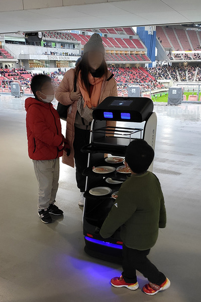 豊田スタジアムでサービスロボット達が来場者にデモを披露　愛知県「ARX」豊田スタジアム開催レポート(後編) サービスロボットプロモーション編