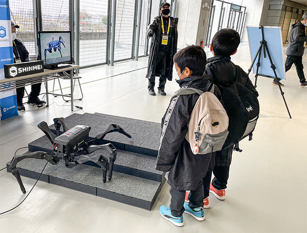 豊田スタジアムでサービスロボット達が来場者にデモを披露　愛知県「ARX」豊田スタジアム開催レポート(後編) サービスロボットプロモーション編