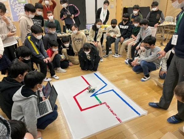 エリクソン、KDDIの社員が横浜市立箕輪小学校で授業 ロボット制御の基本、ロボット活用の重要性や将来的な応用の可能性を伝える