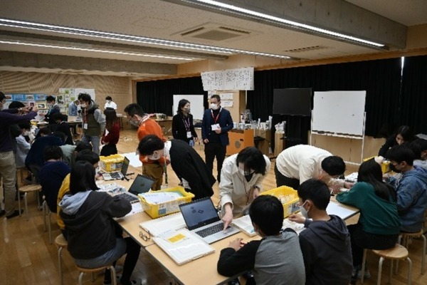 エリクソン、KDDIの社員が横浜市立箕輪小学校で授業 ロボット制御の基本、ロボット活用の重要性や将来的な応用の可能性を伝える