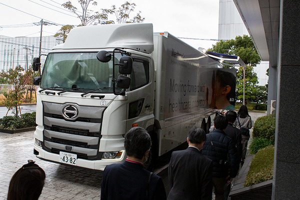 メドトロニックが最新の手術支援ロボットシステム「Hugo」を公開　X線設備付き研修トラックやMR技術など5つの最新医療ICT体験会