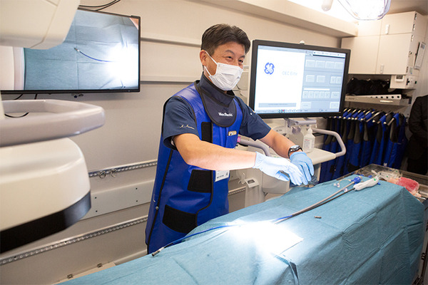 メドトロニックが最新の手術支援ロボットシステム「Hugo」を公開　X線設備付き研修トラックやMR技術など5つの最新医療ICT体験会