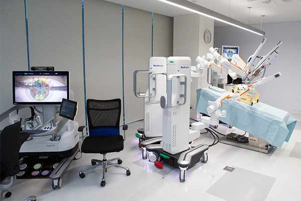 メドトロニックが最新の手術支援ロボットシステム「Hugo」を公開　X線設備付き研修トラックやMR技術など5つの最新医療ICT体験会