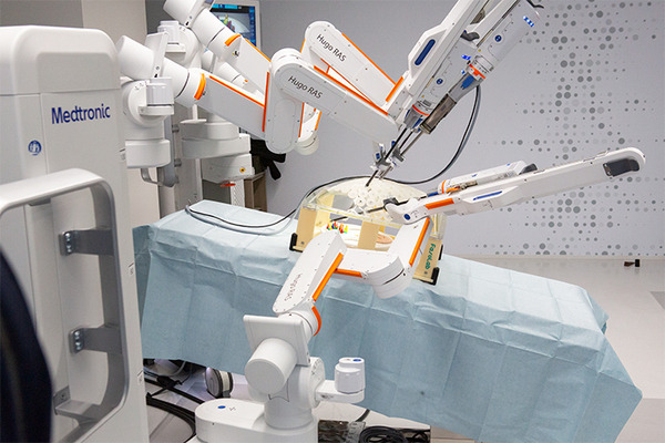 メドトロニックが最新の手術支援ロボットシステム「Hugo」を公開　X線設備付き研修トラックやMR技術など5つの最新医療ICT体験会