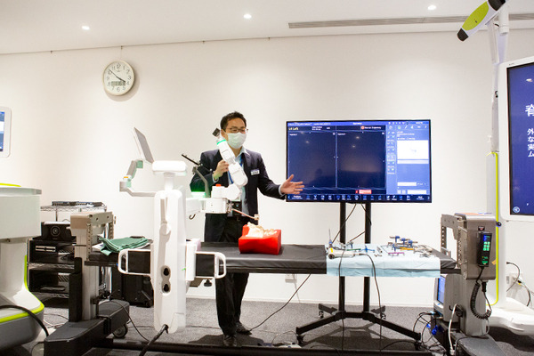 メドトロニックが最新の手術支援ロボットシステム「Hugo」を公開　X線設備付き研修トラックやMR技術など5つの最新医療ICT体験会