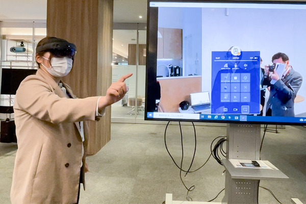 メドトロニックが最新の手術支援ロボットシステム「Hugo」を公開　X線設備付き研修トラックやMR技術など5つの最新医療ICT体験会