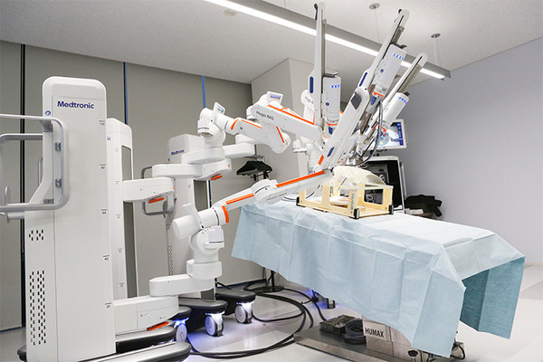 メドトロニックが最新の手術支援ロボットシステム「Hugo」を公開　X線設備付き研修トラックやMR技術など5つの最新医療ICT体験会