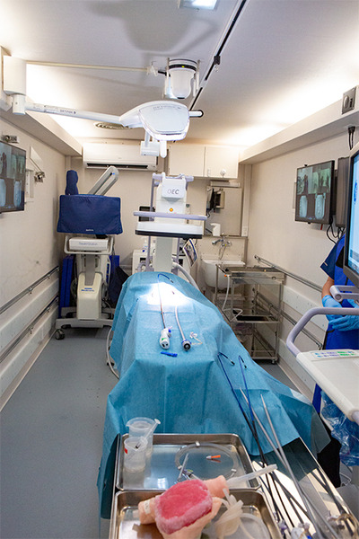 メドトロニックが最新の手術支援ロボットシステム「Hugo」を公開　X線設備付き研修トラックやMR技術など5つの最新医療ICT体験会