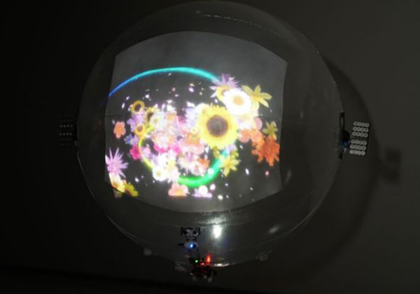 ドコモが「羽根のないプロジェクションドローン」を開発　映像を投影しながらゆっくり飛行　イベントや商業施設での空中広告や動く演出を実現