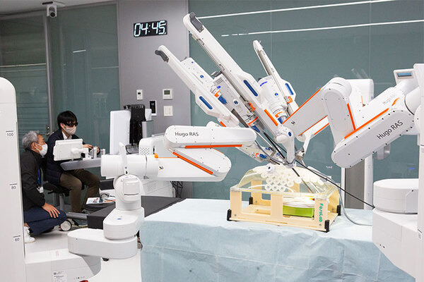 最新の手術支援ロボットシステム「Hugo」を報道関係者向け体験動画で紹介　日本メドトロニックがシステム構成と特長、操作方法を解説