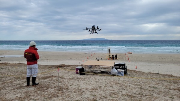 カメラ・スピーカー・救命具を搭載したドローンが海水浴場を安全監視 静岡県下田市「白浜海岸」で実証実験