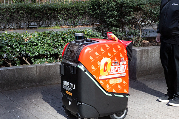 2台の5G自動配送ロボットが西新宿を快走！フードデリバリーと医薬品配送の自動化をめざす　川崎重工/KDDI/タケダ等6社が共同で