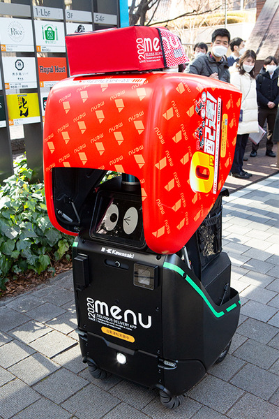 2台の5G自動配送ロボットが西新宿を快走！フードデリバリーと医薬品配送の自動化をめざす　川崎重工/KDDI/タケダ等6社が共同で