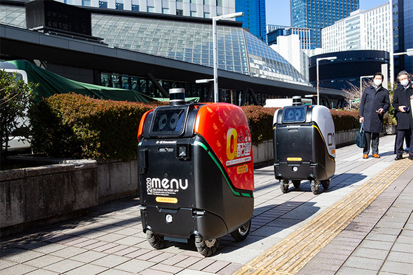 2台の5G自動配送ロボットが西新宿を快走！フードデリバリーと医薬品配送の自動化をめざす　川崎重工/KDDI/タケダ等6社が共同で