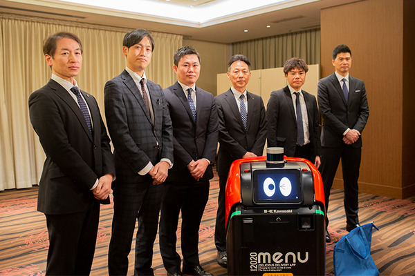 2台の5G自動配送ロボットが西新宿を快走！フードデリバリーと医薬品配送の自動化をめざす　川崎重工/KDDI/タケダ等6社が共同で
