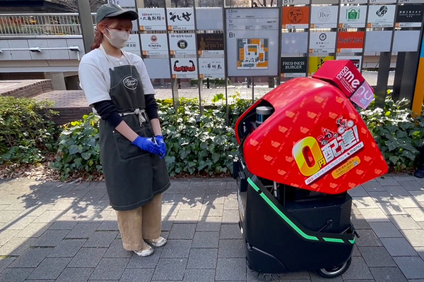 2台の5G自動配送ロボットが西新宿を快走！フードデリバリーと医薬品配送の自動化をめざす　川崎重工/KDDI/タケダ等6社が共同で