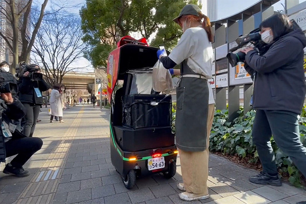 2台の5G自動配送ロボットが西新宿を快走！フードデリバリーと医薬品配送の自動化をめざす　川崎重工/KDDI/タケダ等6社が共同で