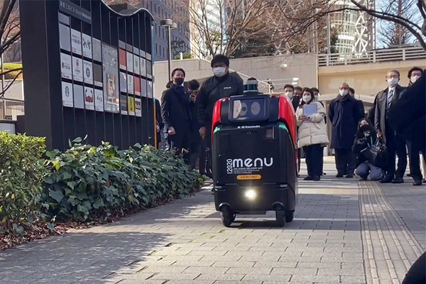 2台の5G自動配送ロボットが西新宿を快走！フードデリバリーと医薬品配送の自動化をめざす　川崎重工/KDDI/タケダ等6社が共同で
