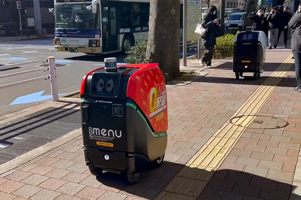 2台の5G自動配送ロボットが西新宿を快走！フードデリバリーと医薬品配送の自動化をめざす　川崎重工/KDDI/タケダ等6社が共同で