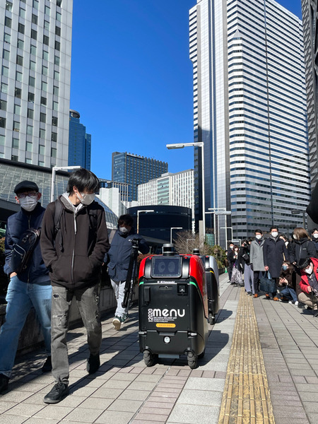 2台の5G自動配送ロボットが西新宿を快走！フードデリバリーと医薬品配送の自動化をめざす　川崎重工/KDDI/タケダ等6社が共同で