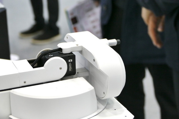 ロボティズ、カメラ付きアームでボタンを押せる配送ロボット「GAEMI（ケミ）」を2023年夏から日本国内展開
