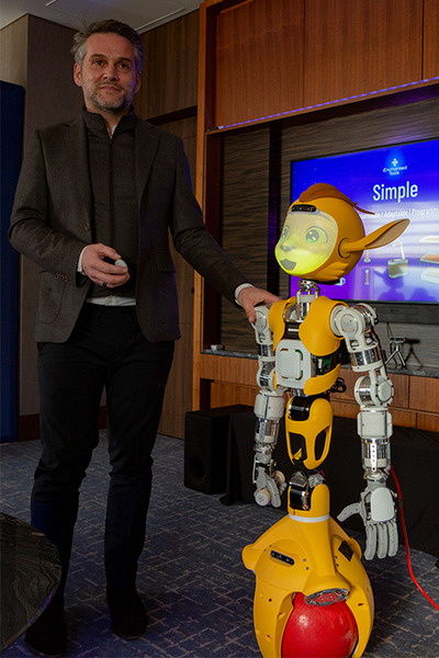 身長123cmのキャラクター・ロボット「Miroki」(ミロキ) 日本でついに初公開　ユニークな特長とポイントを解説　販売目標台数は・・・