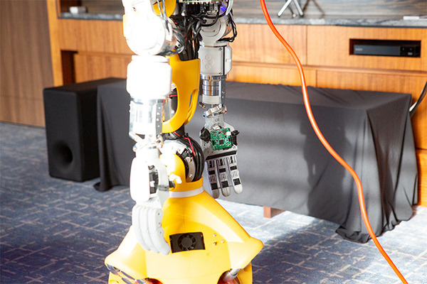 身長123cmのキャラクター・ロボット「Miroki」(ミロキ) 日本でついに初公開　ユニークな特長とポイントを解説　販売目標台数は・・・