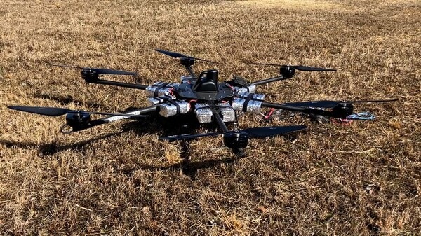 約50kgの荷物を運ぶ産業用ドローン「空飛ぶ軽トラ」実現へ！プロドローンが新製品「PD-Bear10」プロトタイプで救援物資を輸送
