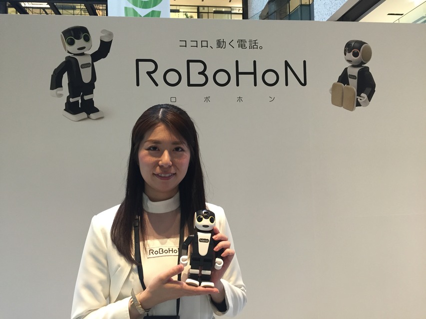 ロボホンと松下奈緒に似ているお姉さん