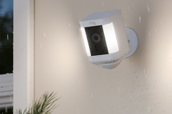 Amazon、屋外用センサーライト付きセキュリティカメラ「Spotlight Cam Plus」を販売開始　EchoデバイスなどAlexaと連携