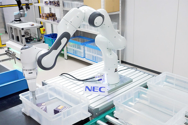 【速報】NECが物流DXを加速する3つの新技術を公開！世界モデル搭載「ロボット制御AI」技術の特徴とメリット