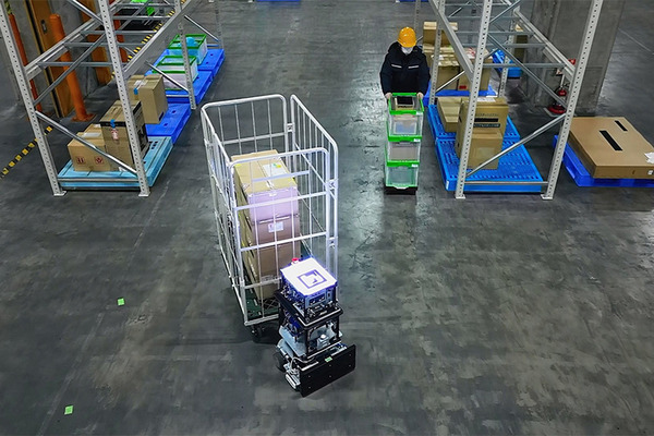 物流DXを加速するNECの最新技術　安全と効率を両立させる自動搬送ロボット制御／大量のAIカメラ映像をエッジとクラウドで分散処理
