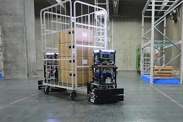 物流DXを加速するNECの最新技術　安全と効率を両立させる自動搬送ロボット制御／大量のAIカメラ映像をエッジとクラウドで分散処理