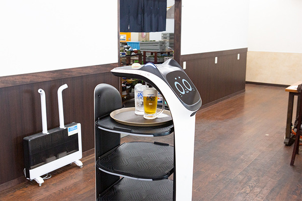 ネコ型配膳ロボット10台が同時フル稼働！ロボット向けに店内を改修した食事処「漁師料理 かなや」での稼働公開　DFA Robotics