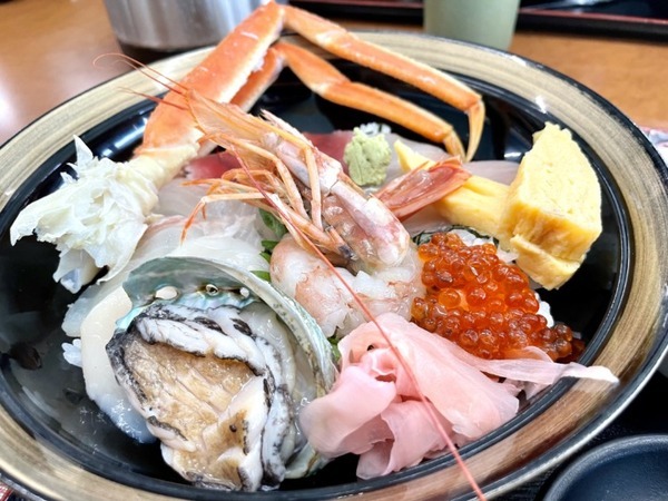 ネコ型配膳ロボット10台が同時フル稼働！ロボット向けに店内を改修した食事処「漁師料理 かなや」での稼働公開　DFA Robotics
