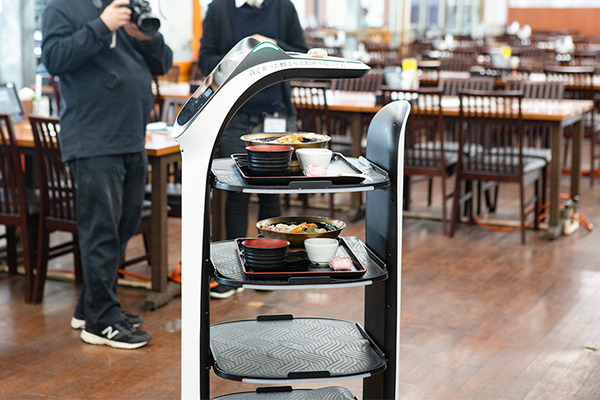 ネコ型配膳ロボット10台が同時フル稼働！ロボット向けに店内を改修した食事処「漁師料理 かなや」での稼働公開　DFA Robotics