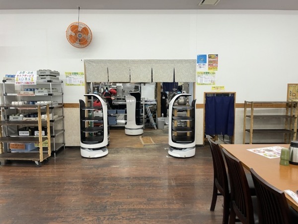 ネコ型配膳ロボット10台が同時フル稼働！ロボット向けに店内を改修した食事処「漁師料理 かなや」での稼働公開　DFA Robotics
