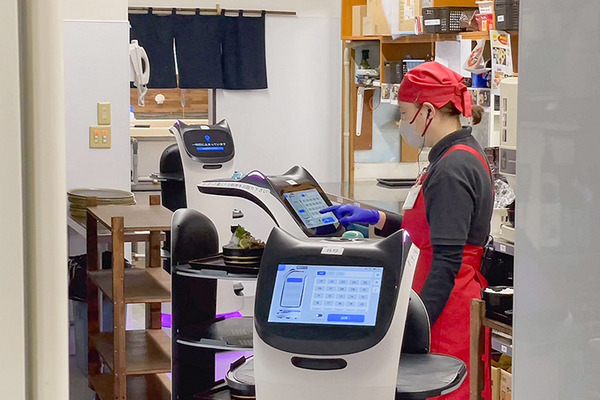 ネコ型配膳ロボット10台が同時フル稼働！ロボット向けに店内を改修した食事処「漁師料理 かなや」での稼働公開　DFA Robotics